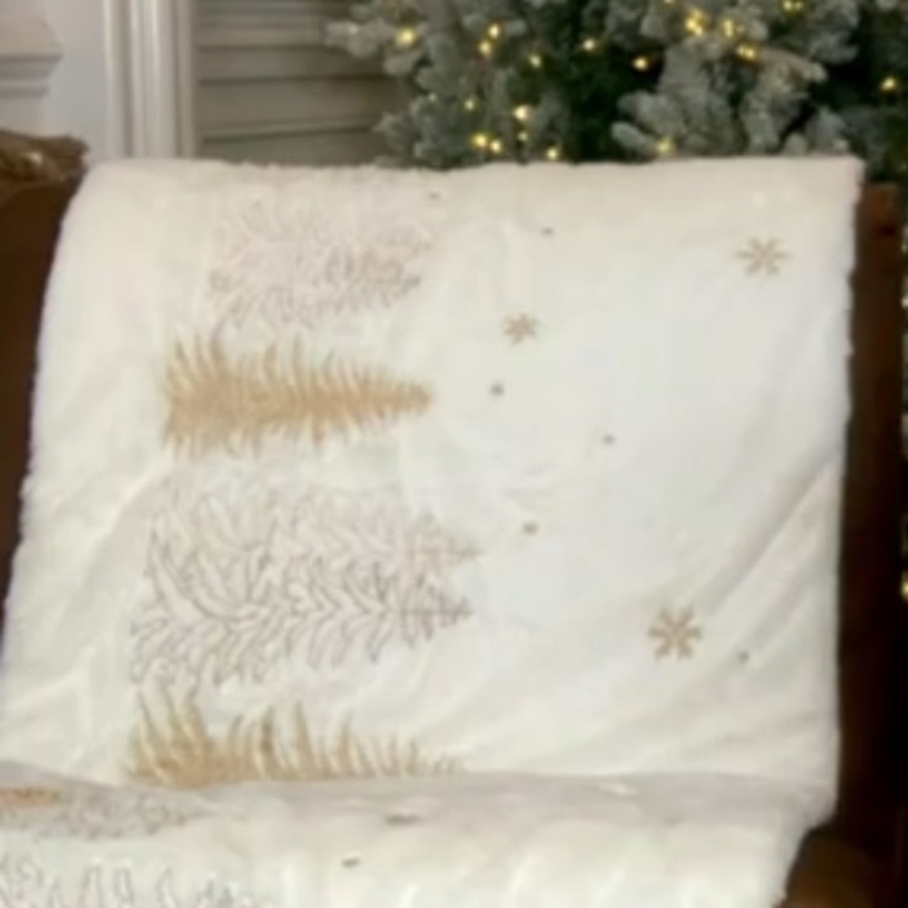 Home Reflections Faux Fur Christmas Bed Runner New - Picture 4 of 4